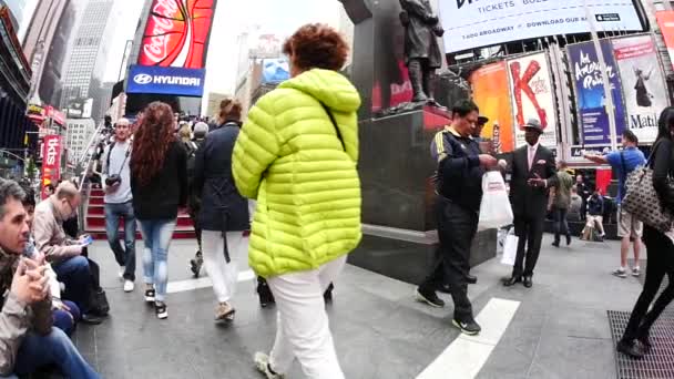 НЬЮ-ЙОРК - 28 июня: Таймс-сквер - оживленный туристический интерсек — стоковое видео