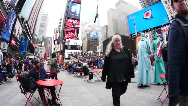 ニューヨーク - 6 月 28 日: タイムズ ・ スクエアは忙しい観光交差点 — ストック動画