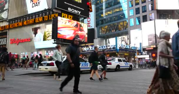 ΝΕΑ ΥΟΡΚΗ - 28 ΙΟΥΝΙΟΥ: Times Square είναι ένα πολυσύχναστο τουριστικό intersec — Αρχείο Βίντεο
