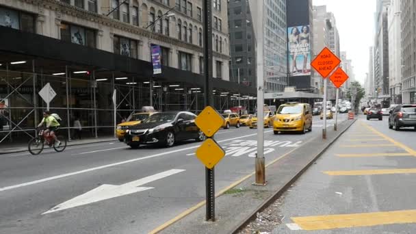 NEW YORK CITY - 28 GIUGNO: Times Square è un trafficato intersecamento turistico — Video Stock