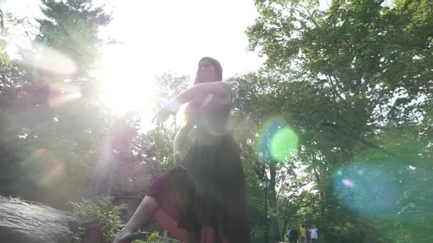 Joven Hermosa Bailarina Bailando Central Park Nueva York Con Fondo — Vídeo de stock