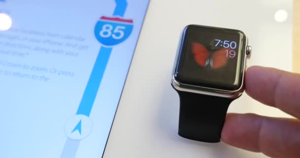 New York City Circa Mai 2015 Client Utilisant Apple Watch — Video