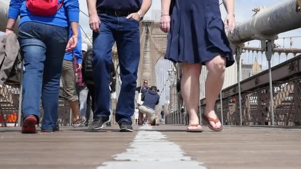 Nova Iorque Maio 2015 Turistas Caminhando Ponte Brooklyn Durante Dia — Vídeo de Stock