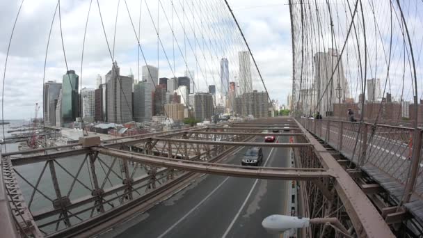 New York Květen 2015 Turisté Chodí Brooklynském Mostu Dne Spojené — Stock video