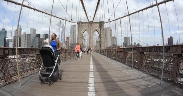 New York Mayıs 2015 Brooklyn Köprüsü Nde Gündüz Yürüyen Turistler — Stok video