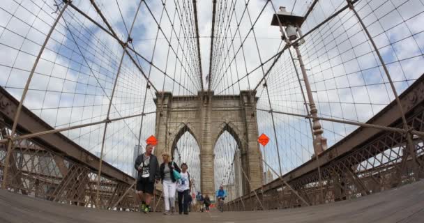 New York Mai 2015 Touristen Spazieren Tagsüber Auf Der Brooklyn — Stockvideo