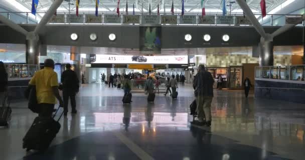 New York City Květen 2015 Lidé Mezinárodním Letišti Johna Kennedyho — Stock video