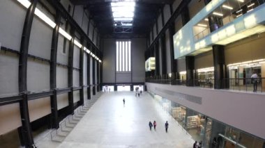 LONDON, UK - 16 Haziran 2015: Tate Modern Sanat Galerisi 'ndeki Türbin Salonu içindeki insanlar. Londra 'daki eski Bankside Elektrik Santrali, South Thames Embankment.
