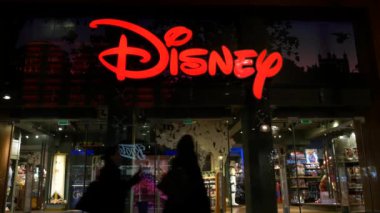 London, Büyük Britanya - Haziran 2015: Disney mağazası dış cephe gece Oxford Street görünümünde. Disney mağaza zinciri 1987 yılında kurulmuş olup, 479 yerler vardır.