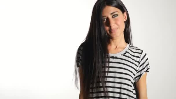 Femme Portant Posant Sur Fond Mur Blanc — Video