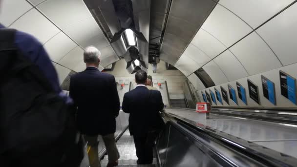 London June 2015 People Escalators Tube Station Underground System Serves — Stockvideo