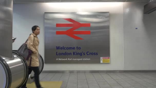 London April 2013 People Walking King Cross Railway Station Annual — Stock Video
