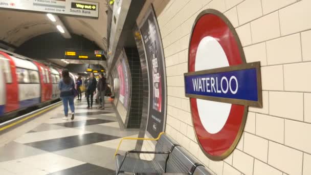 Pendolari Dentro Stazione Della Metropolitana Londra Regno Unito — Video Stock