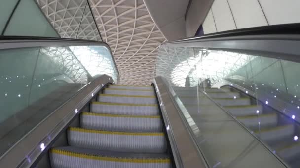 Londen April 2013 Mensen Lopen Binnen King Cross Railway Station — Stockvideo