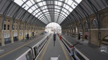 Metro istasyonu içindeki yolcular, Londra, Birleşik Krallık