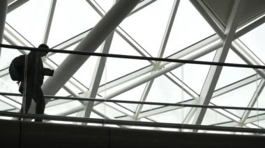 Londra - 13 Nisan 2013: King's Cross tren istasyonunda yürüyen insanlar. 2011 - 2012 yılları arasında yıllık demiryolu yolcu sukullanımı 27.874 milyon.