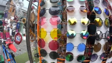 Londra - 18 Haziran 2015: Borough Market insanlar. Londra'nın en büyük ve en eski gıda piyasaları biridir.