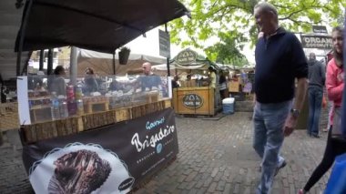 Londra, İngiltere - 17 Haziran 2015: Camden Town Market, Camden Town, Londra, İngiltere'deki ünlü alternatif kültür mağazaları
