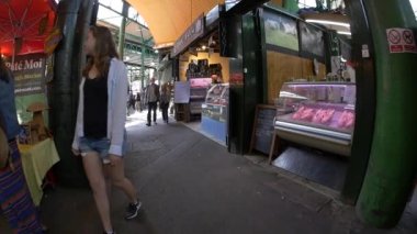 Londra - 18 Haziran 2015: Borough Market insanlar. Londra'nın en büyük ve en eski gıda piyasaları biridir.