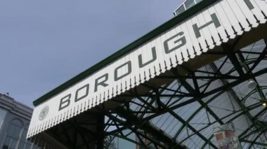 Londra - 18 Haziran 2015: Borough Market giriş. Londra'nın en büyük ve en eski gıda piyasaları biridir.