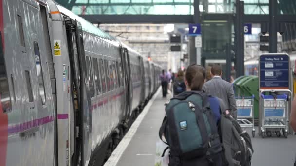 Commuters Underground Station London United Kingdom — Stock Video