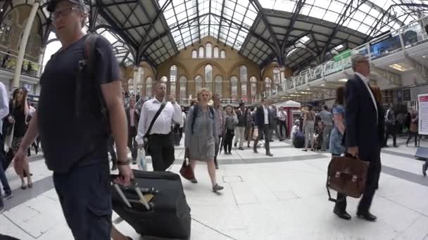 Metro Istasyonu Içindeki Yolcular Londra Birleşik Krallık — Stok video