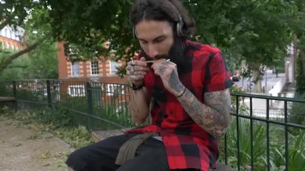 Filmagem Jovens Tatuados Com Fones Ouvido Parque Shoreditch Borough Londres — Vídeo de Stock