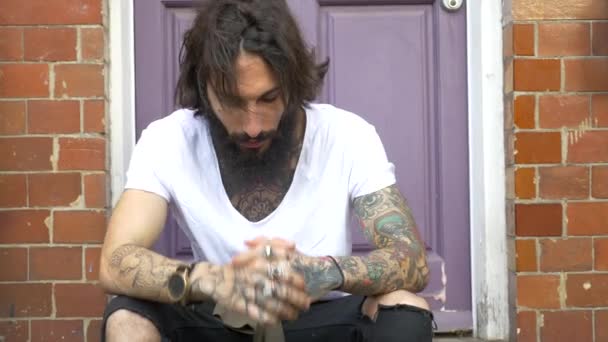 Интенсивные Кадры Молодого Татуированного Мужчины Сидящего Улице Районе Шордич Лондон — стоковое видео