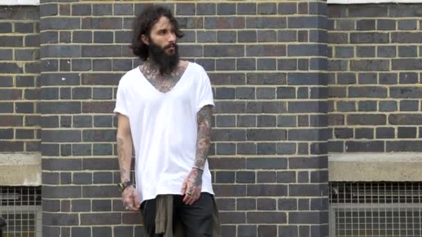 Fiatal Tetovált Férfi Felvétel Egy Téglafalon Shoreditch Kerületben London Egyesült — Stock videók