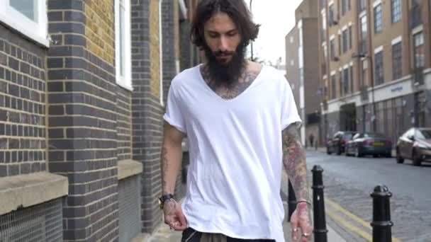 Молодой Татуированный Мужчина Снимает Район Шордич Лондон Великобритания Хипстерский Стиль — стоковое видео