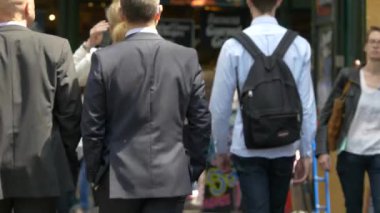 LONDON, UK - CIRCA HAZİRAN 2015: Borough Market 'te yürüyen insanlar. Londra 'daki en büyük ve en eski gıda pazarlarından biridir..