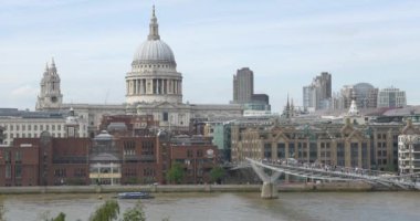 Saint Paul Katedrali ve Millennium Köprüsü. Londra, İngiltere.