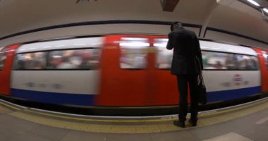 Metro istasyonu içindeki yolcular, Londra, Birleşik Krallık