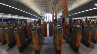 Metro istasyonu içindeki yolcular, Londra, Birleşik Krallık