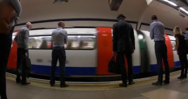 Metro istasyonu içindeki yolcular, Londra, Birleşik Krallık