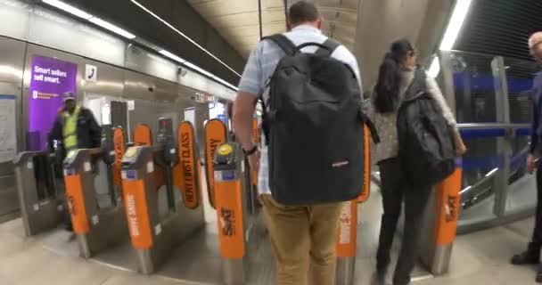 Коммутеры Внутри Станции Метро Лондон Великобритания — стоковое видео