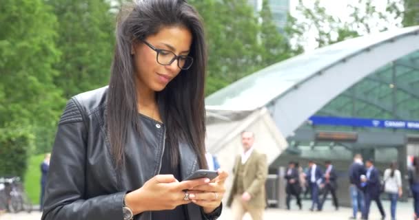 Young mixed race businesswoman portrait outdoors in Canary Wharf — ストック動画