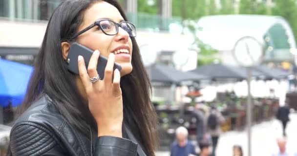 Junge gemischte Rasse Geschäftsfrau Porträt im Freien in Kanarienvogel Kai — Stockvideo
