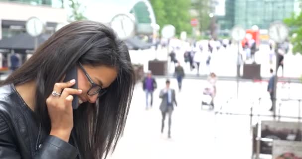 Jovem mulher de negócios mista retrato ao ar livre em Canary Wharf — Vídeo de Stock