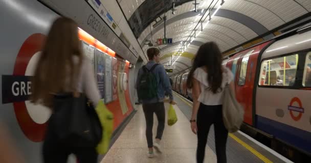 英国伦敦地铁站内的通勤者 — 图库视频影像
