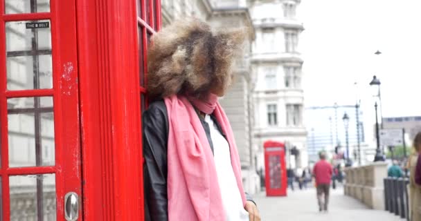 Νέοι Ελκυστική Αφρικανική Αμερικάνικη Γυναίκα Που Διασκεδάζει Στην Οδό Λονδίνου — Αρχείο Βίντεο