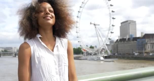 Joven Atractivo Africano Americano Mujer Tener Divertido Londres Calle — Vídeos de Stock