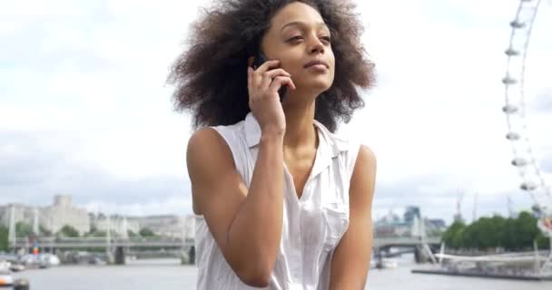 Londra Sokakta Eğlenmek Genç Çekici Afrikalı Amerikalı Kadın — Stok video