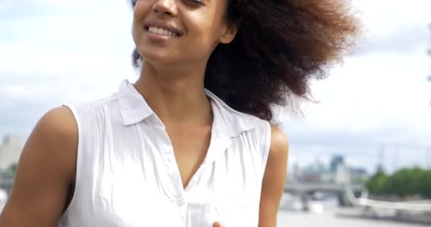 Giovane Donna Afro Americana Attraente Che Diverte Sulla Strada Londra — Video Stock