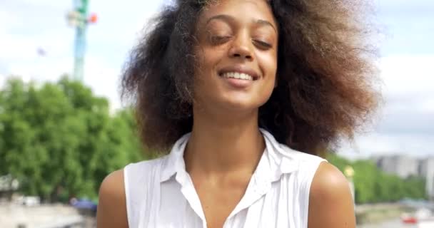 Jovem Atraente Mulher Americana Africana Divertindo Rua Londres — Vídeo de Stock