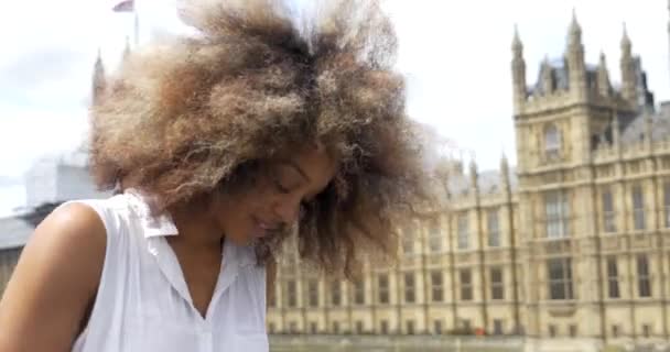 年轻有吸引力的非洲裔美国女人在伦敦街头玩乐 — 图库视频影像