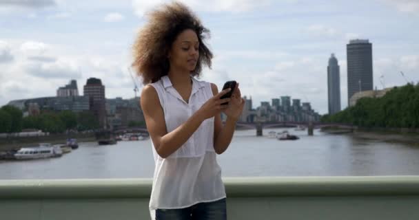 Jovem Atraente Mulher Americana Africana Divertindo Rua Londres — Vídeo de Stock