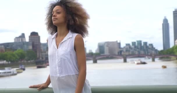 Młoda Atrakcyjna African American Kobieta Zabawy Ulicy Londynu — Wideo stockowe