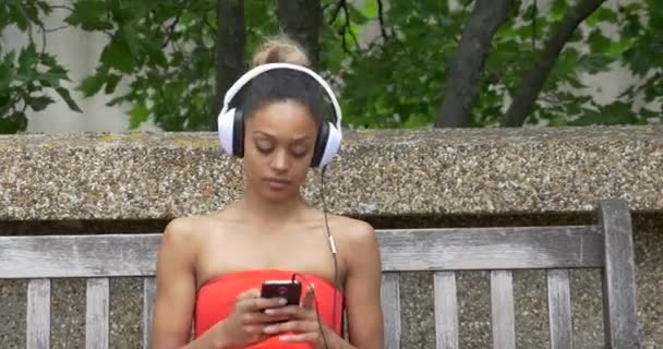 Jovem Atraente Mulher Americana Africana Divertindo Rua Londres — Vídeo de Stock