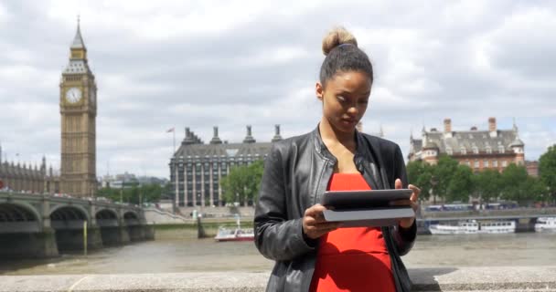 ロンドンの通りで楽しんでいる若い魅力的なアフリカ系アメリカ人女性 — ストック動画